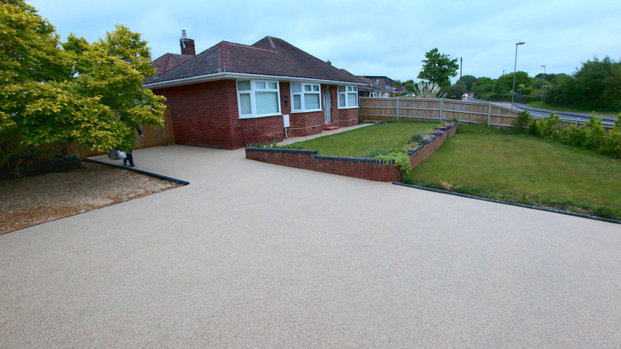 Resin Bound Stone Driveway in Southampton Sahara gravel