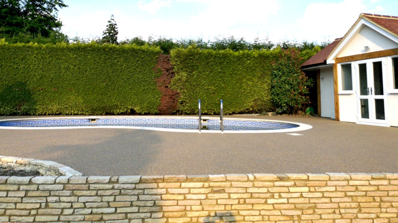 Resin Bound Stone Swimming Pool Surround in Guildford Sahara gravel
